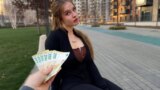Okul Kızı Bankta Otururken Paralı Adam Yanına Gelir